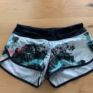 Lululemon shorts size 6